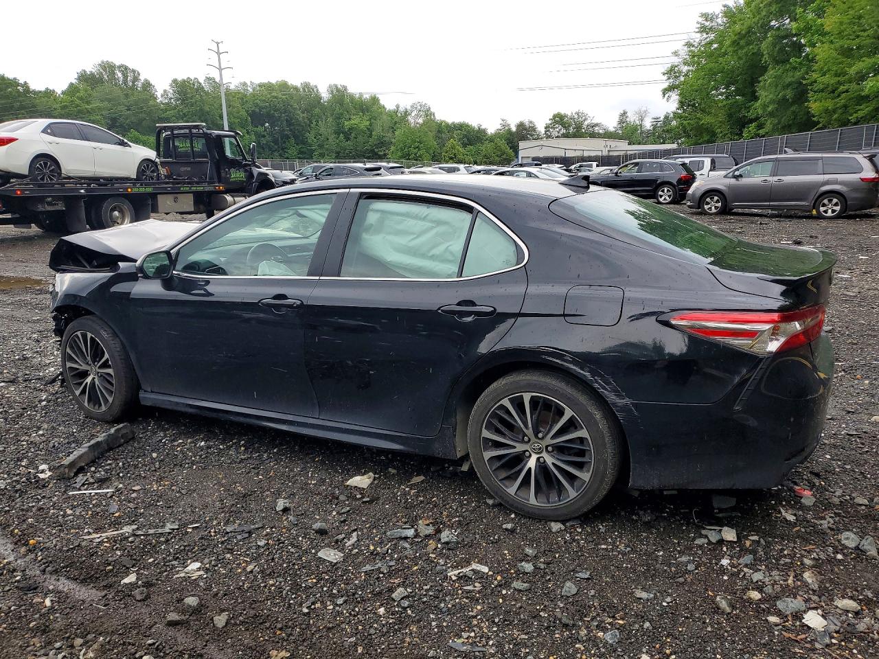 2019 TOYOTA CAMRY SE photo 3