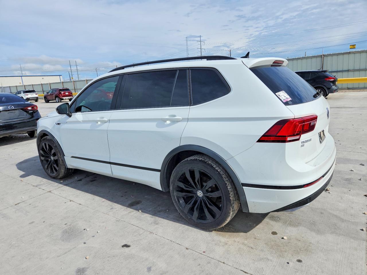 2021 VOLKSWAGEN TIGUAN SE photo 2