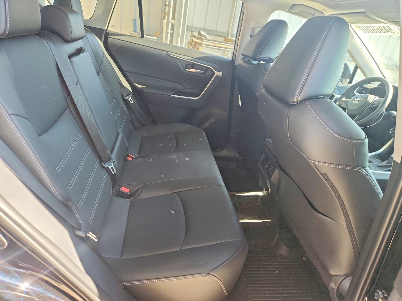 2024 TOYOTA RAV4 XLE PREMIUM photo 31