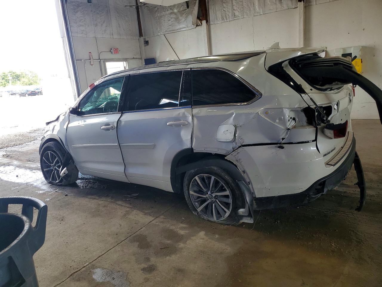 2018 TOYOTA HIGHLANDER XLE photo 3