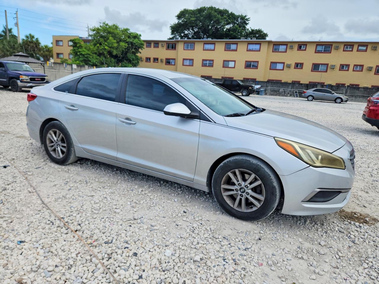 2017 HYUNDAI SONATA SE photo 10
