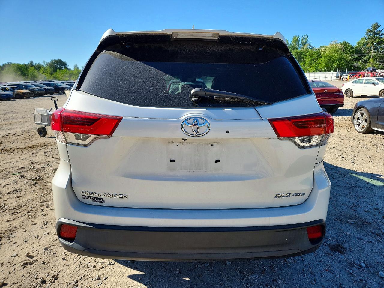 2017 TOYOTA HIGHLANDER XLE photo 11