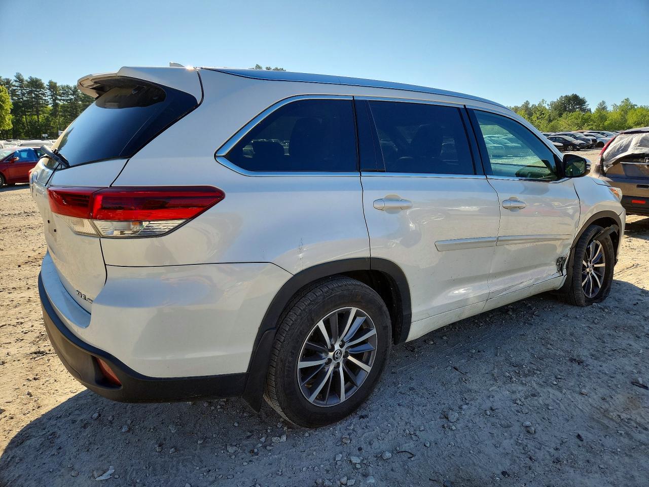 2017 TOYOTA HIGHLANDER XLE photo 5
