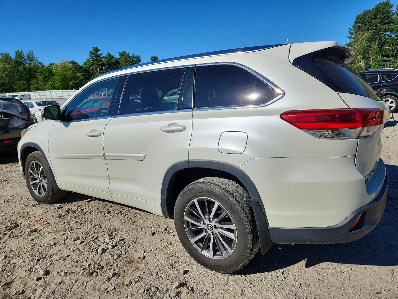 2017 TOYOTA HIGHLANDER XLE photo 3