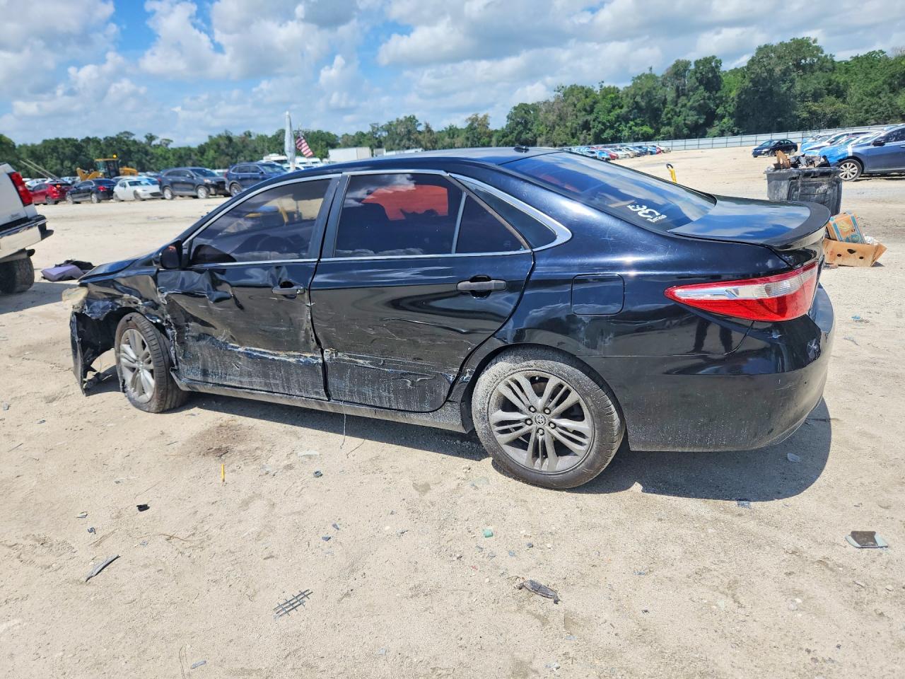2015 TOYOTA CAMRY SE photo 4