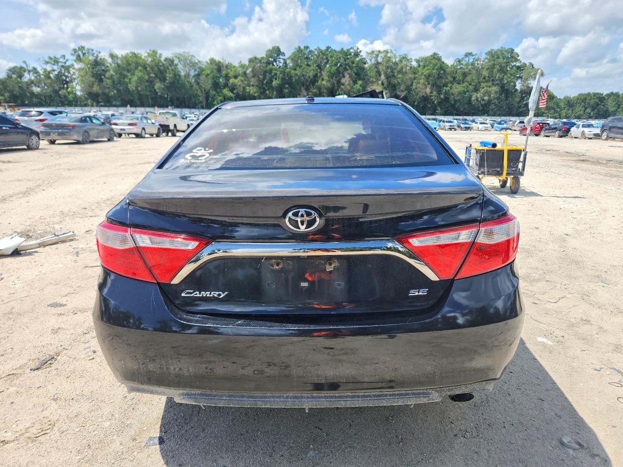 2015 TOYOTA CAMRY SE photo 16