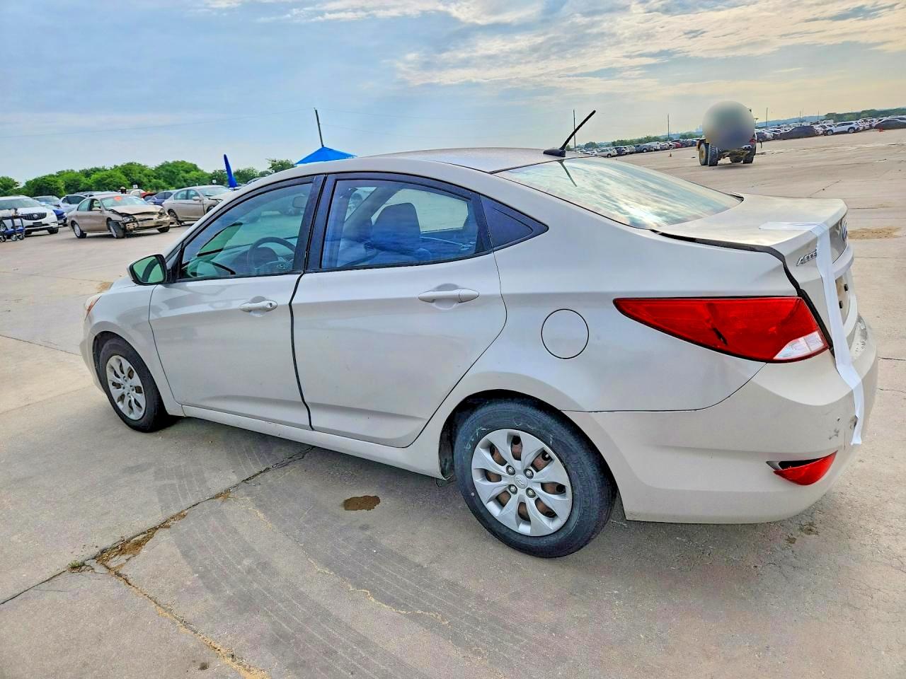 2016 HYUNDAI ACCENT SE photo 2