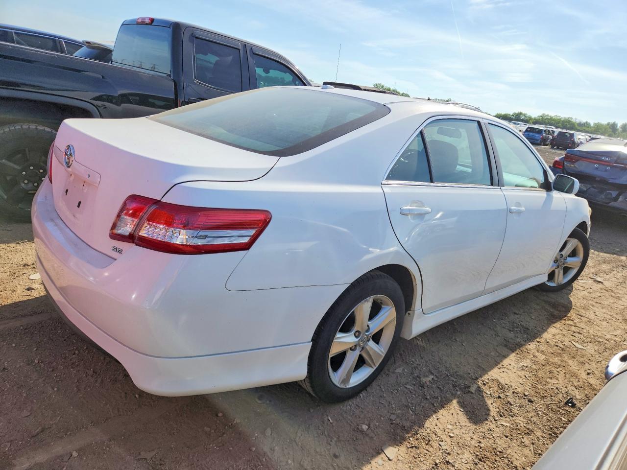 2011 TOYOTA CAMRY SE photo 5