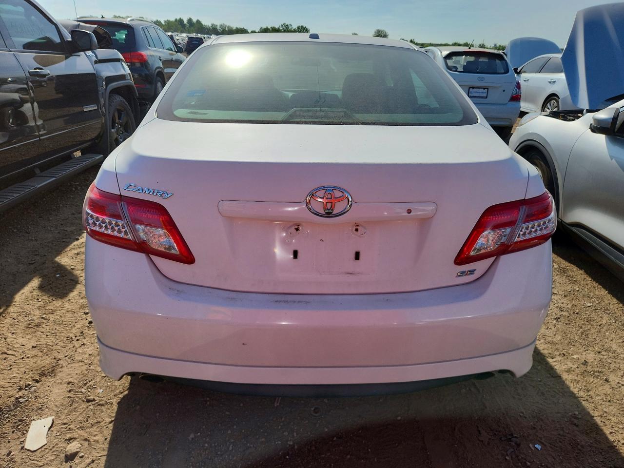 2011 TOYOTA CAMRY SE photo 11