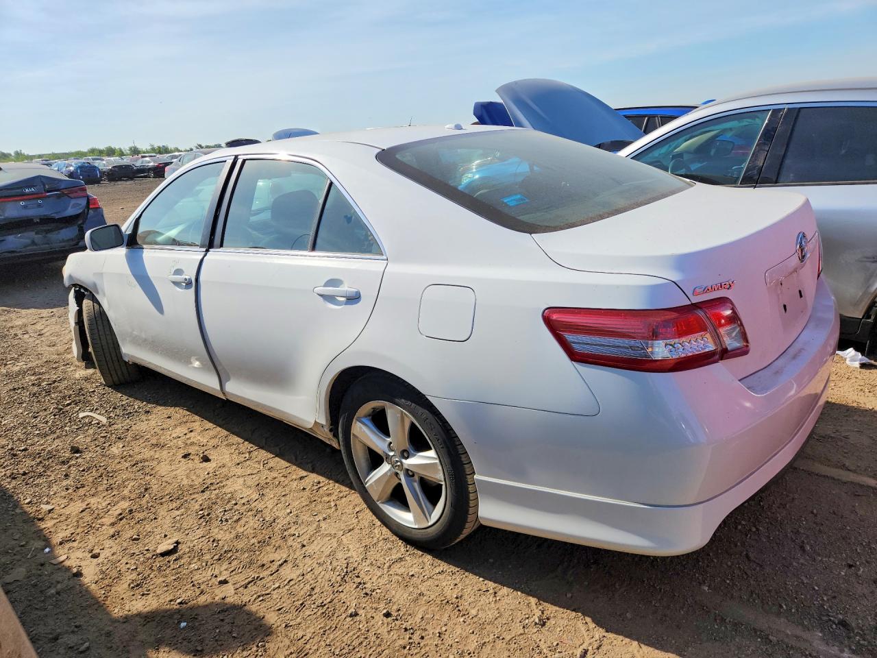 2011 TOYOTA CAMRY SE photo 3