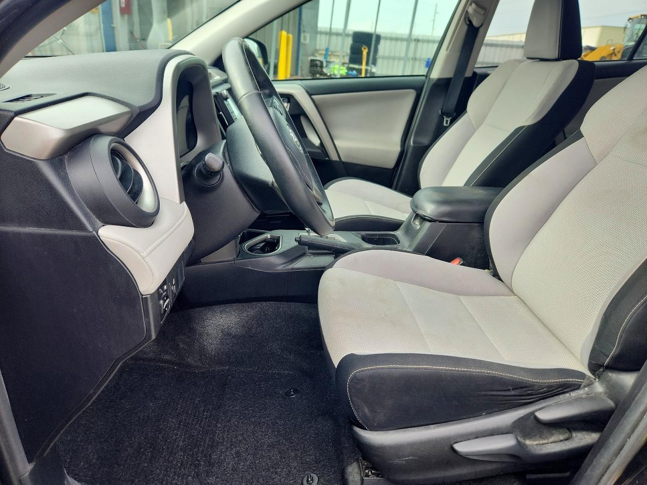 2016 TOYOTA RAV4 XLE photo 13