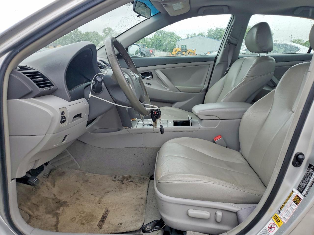 2010 TOYOTA CAMRY LE photo 13