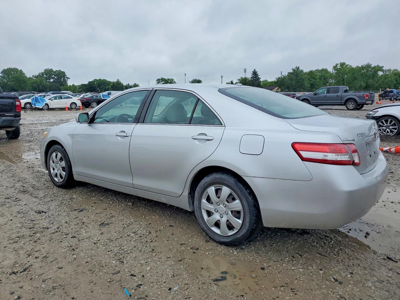 2010 TOYOTA CAMRY LE photo 3