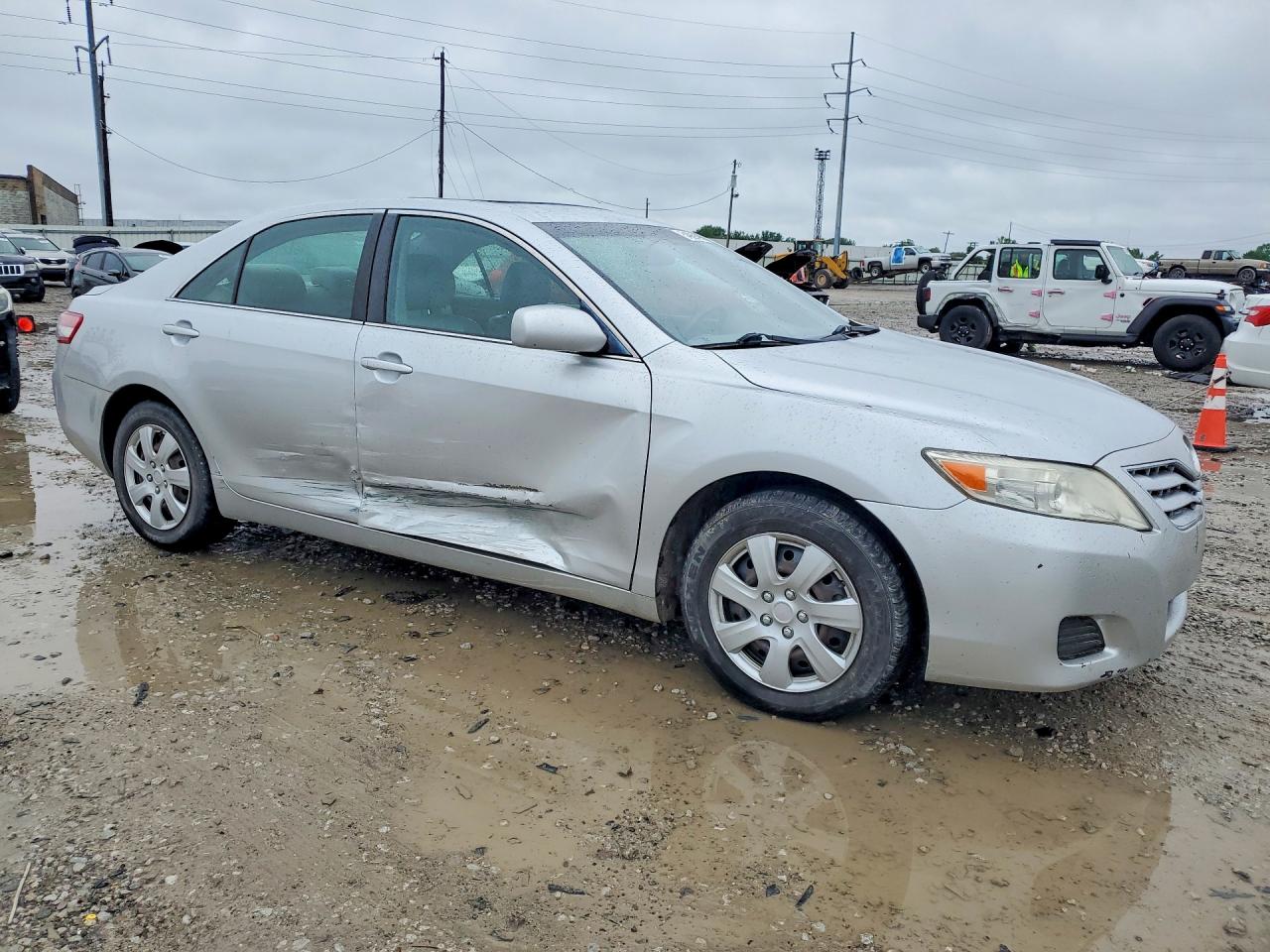 2010 TOYOTA CAMRY LE photo 7