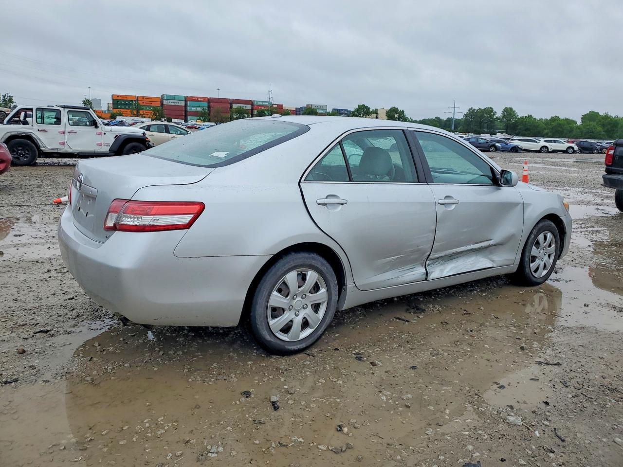 2010 TOYOTA CAMRY LE photo 5