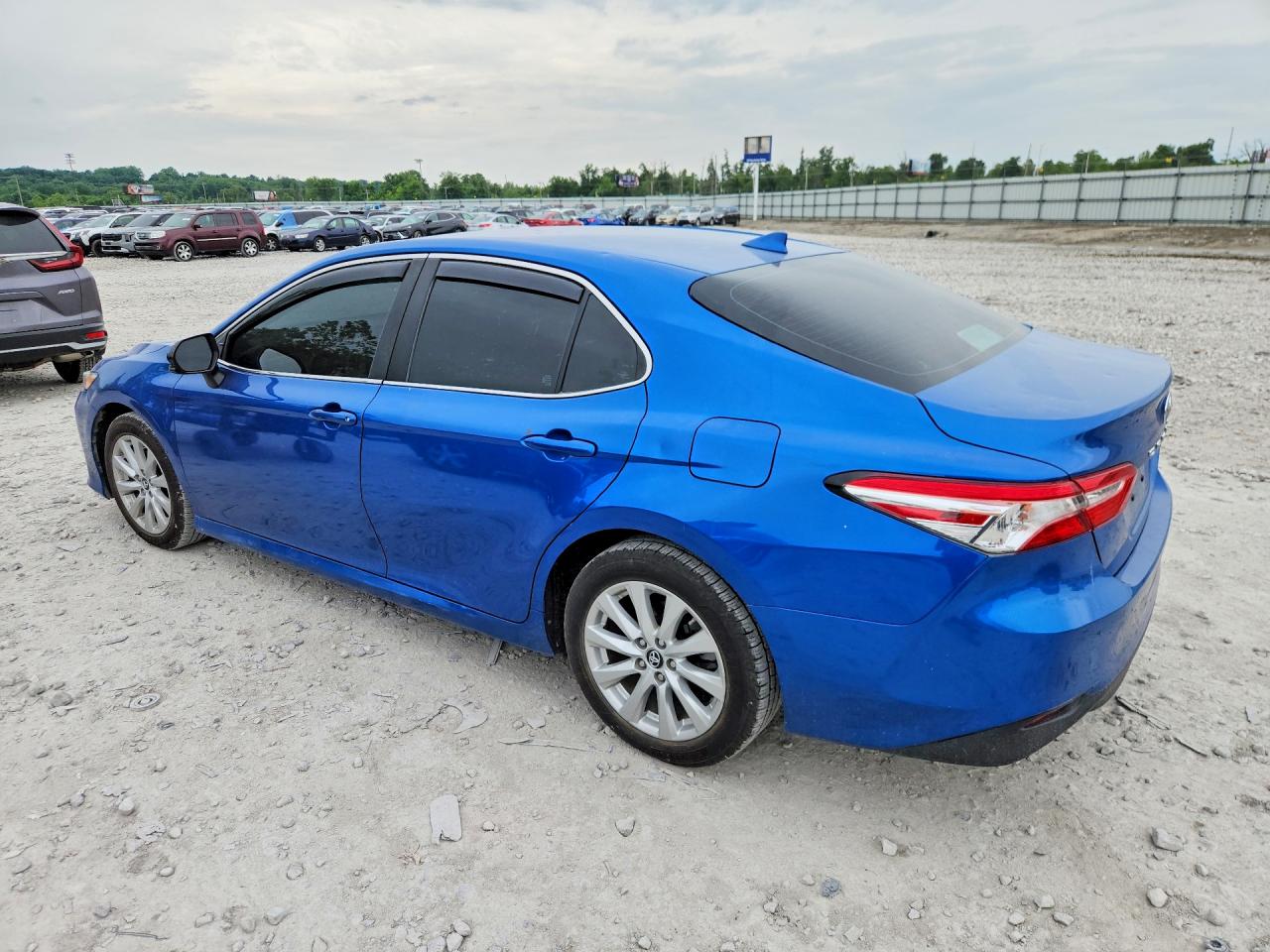 2019 TOYOTA CAMRY LE photo 3