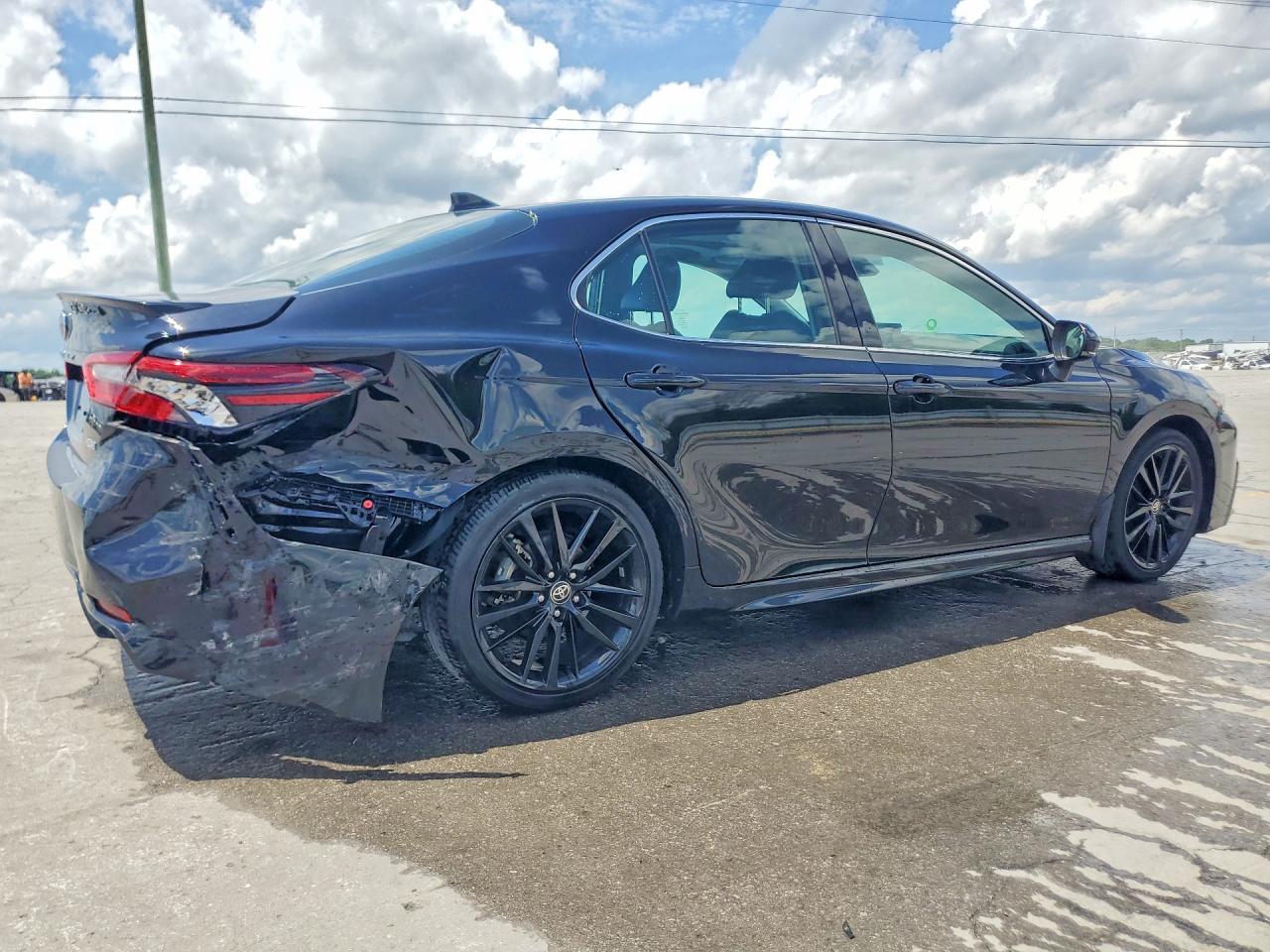 2023 TOYOTA CAMRY XSE photo 3
