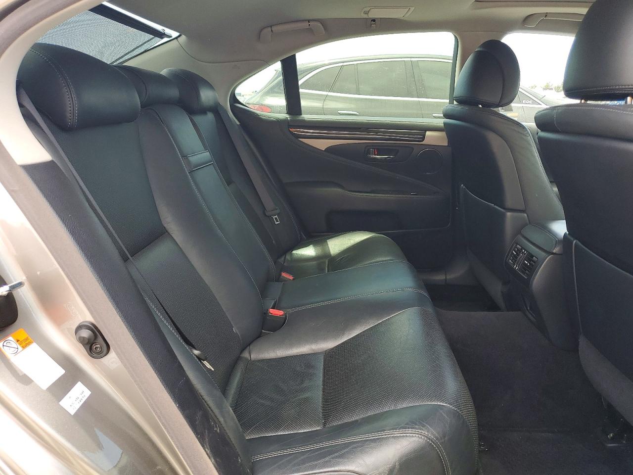 2016 LEXUS LS 460 photo 10