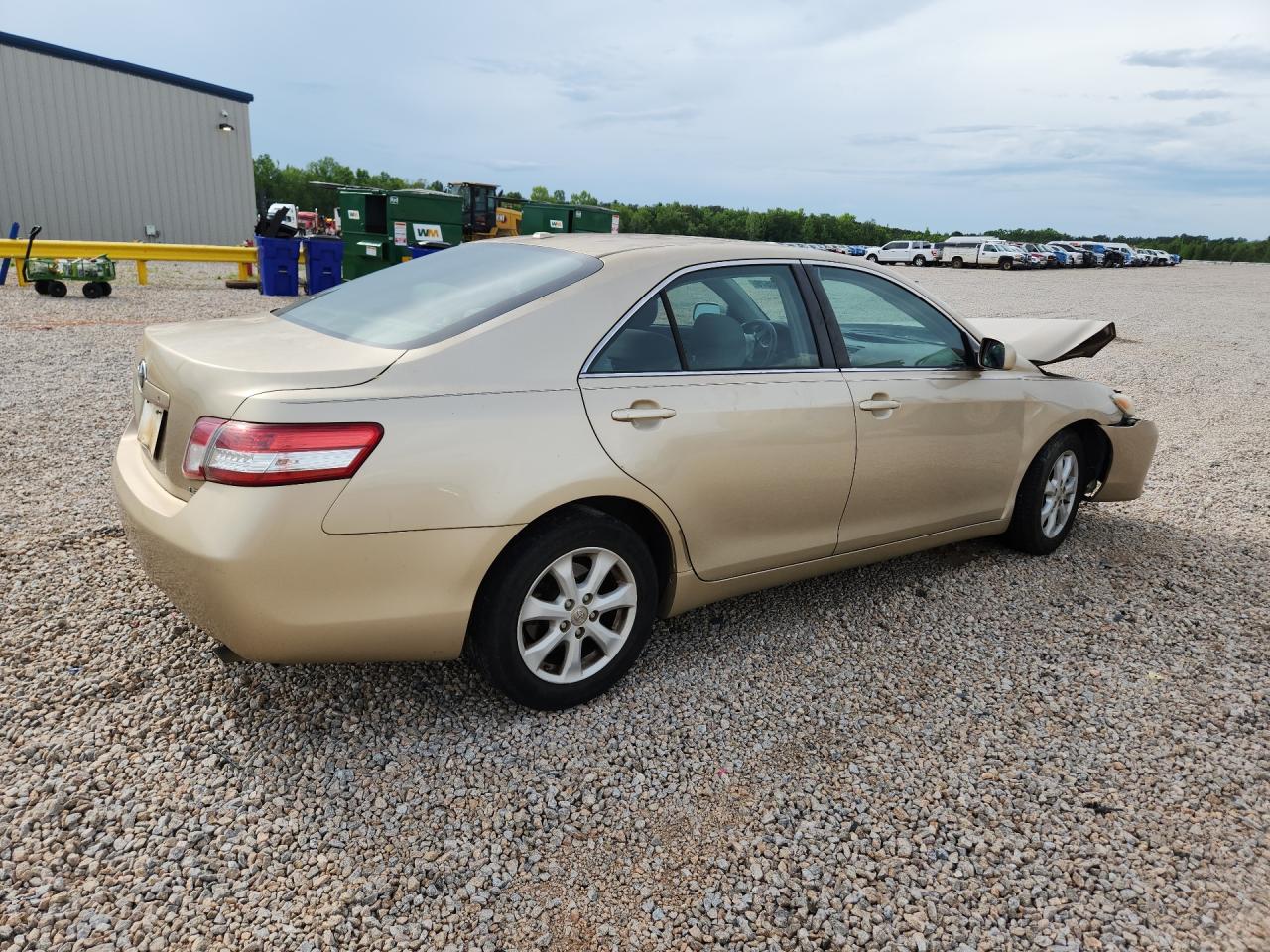 2011 TOYOTA CAMRY LE photo 3