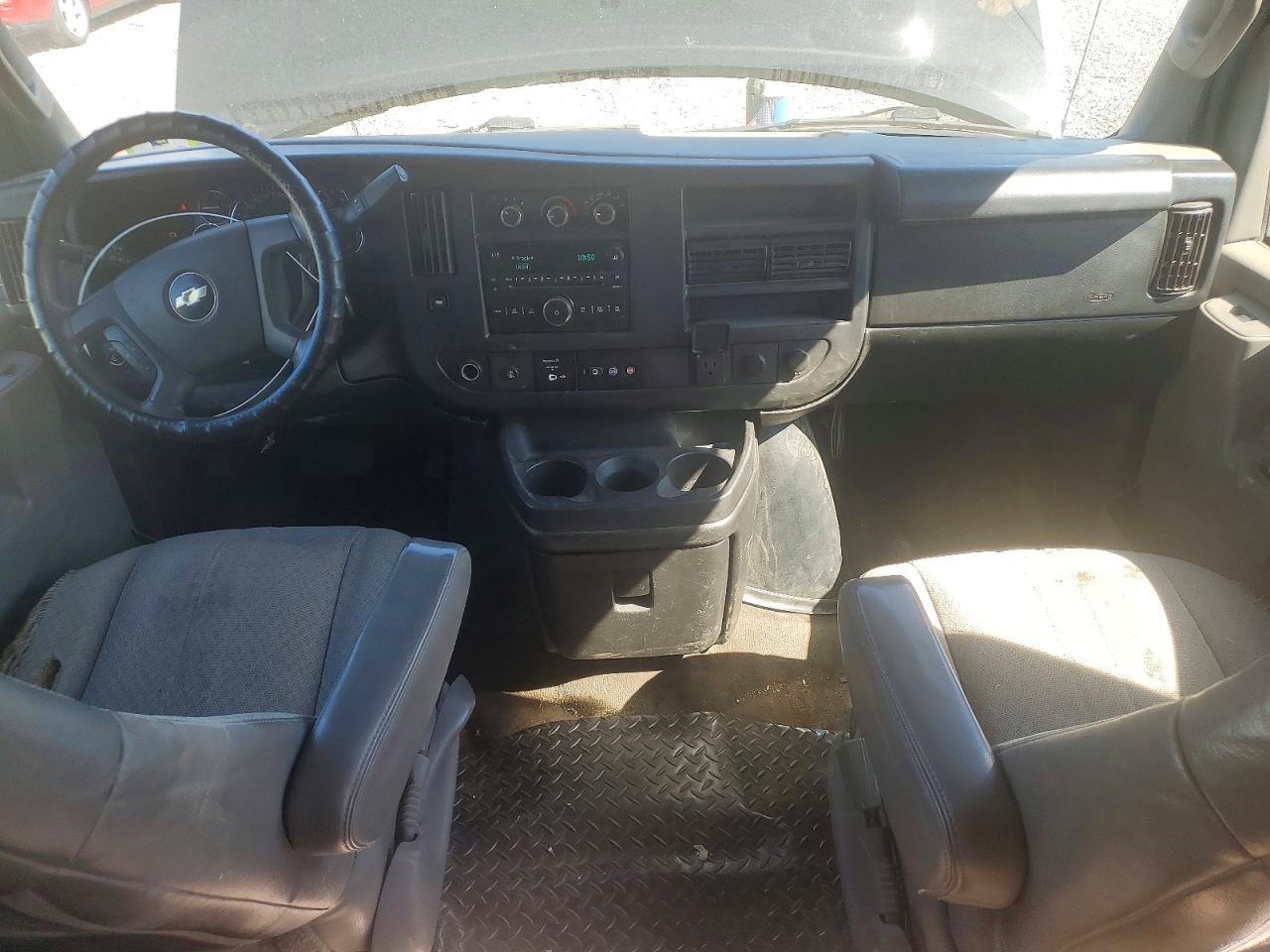 2017 CHEVROLET EXPRESS G3500 LT photo 8