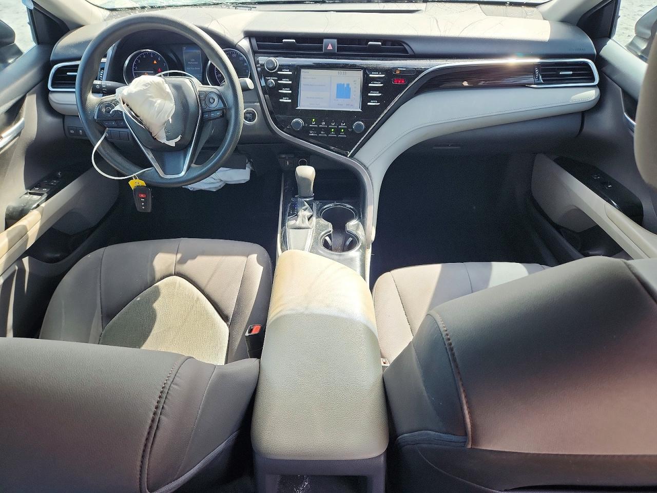 2018 TOYOTA CAMRY LE photo 8