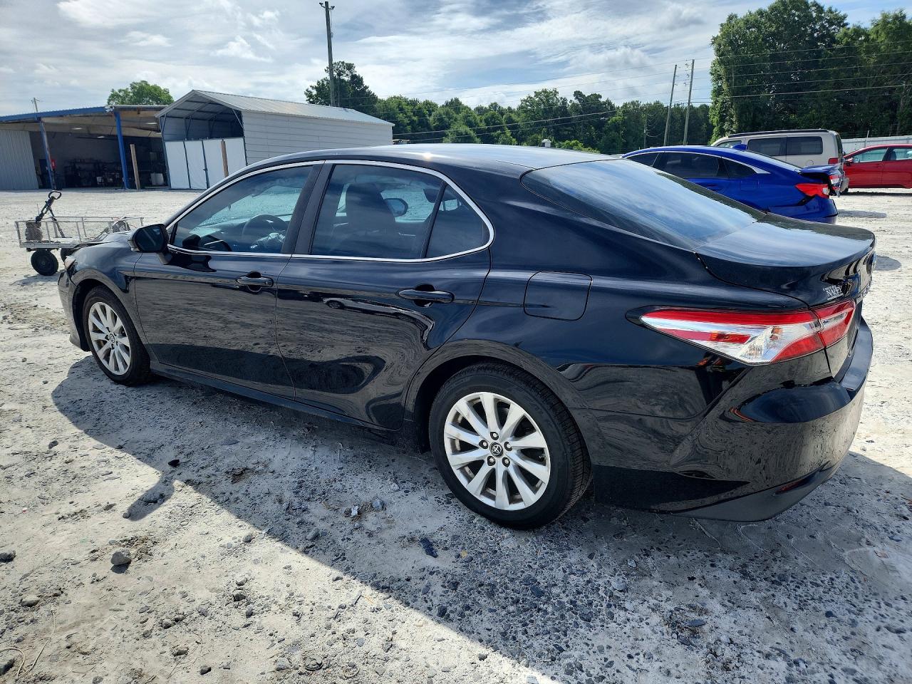 2018 TOYOTA CAMRY LE photo 2