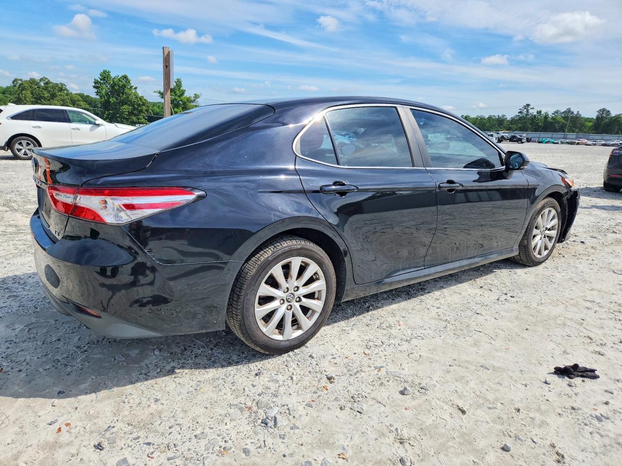2018 TOYOTA CAMRY LE photo 3