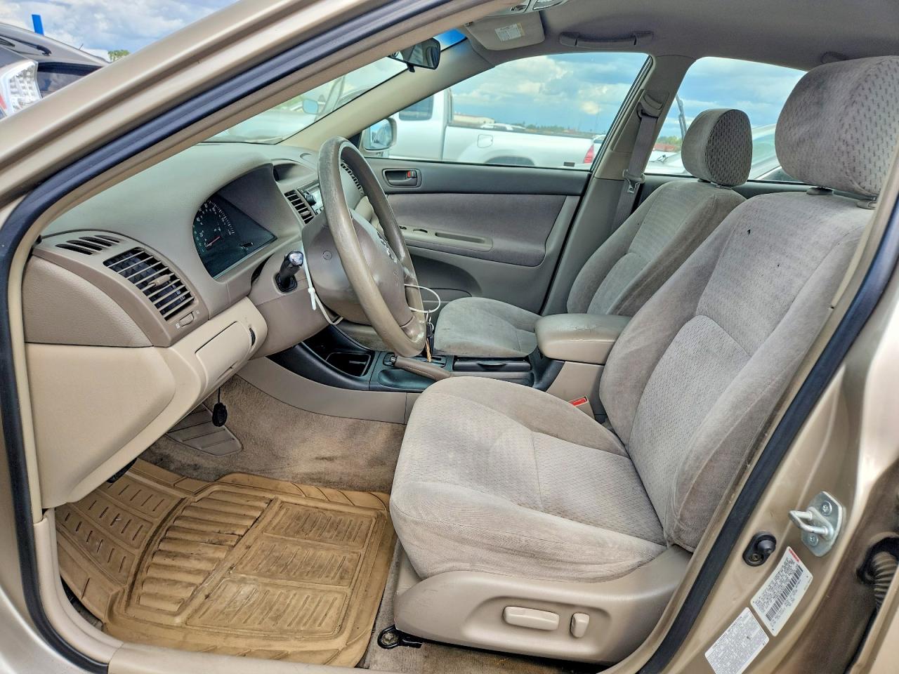2002 TOYOTA CAMRY LE photo 19