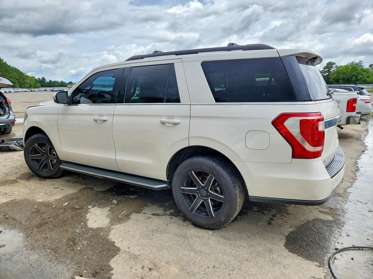 2018 FORD EXPEDITION XLT photo 2
