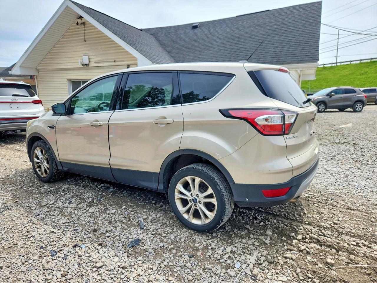 2017 FORD ESCAPE SE photo 4