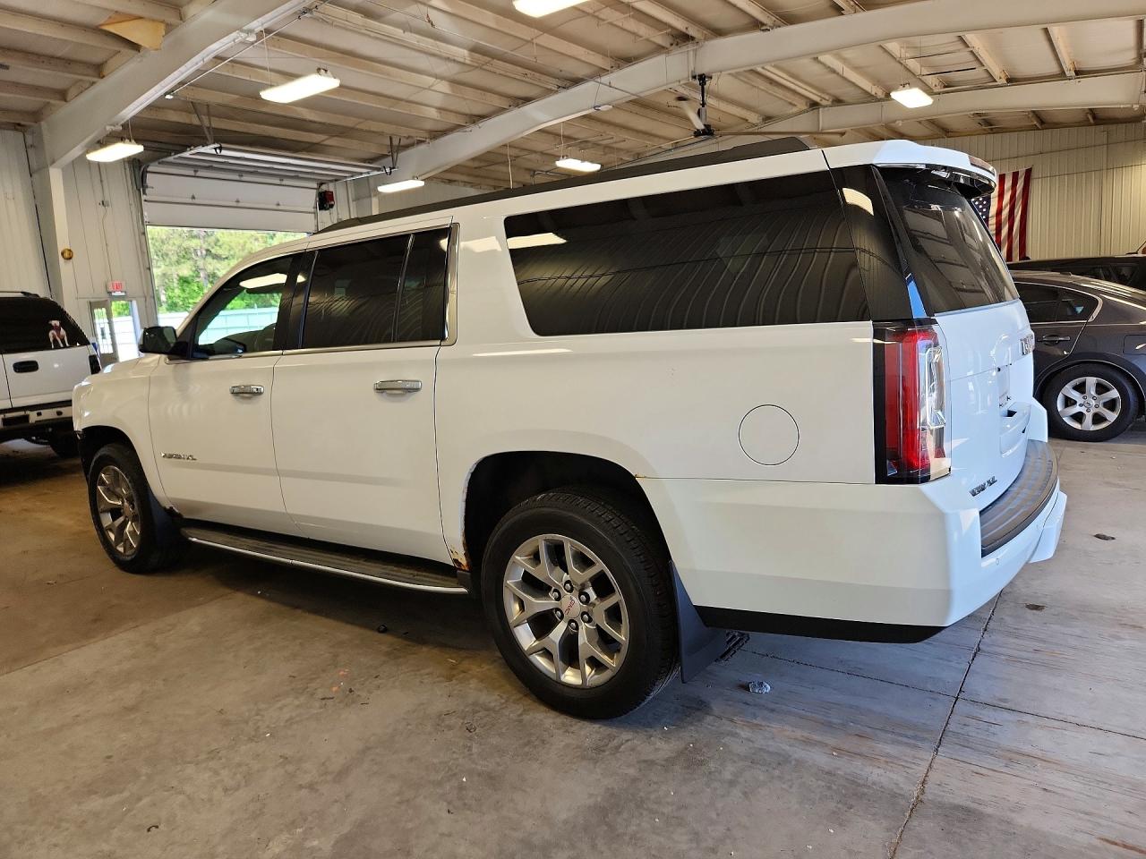2015 GMC YUKON XL K1500 SLE photo 3