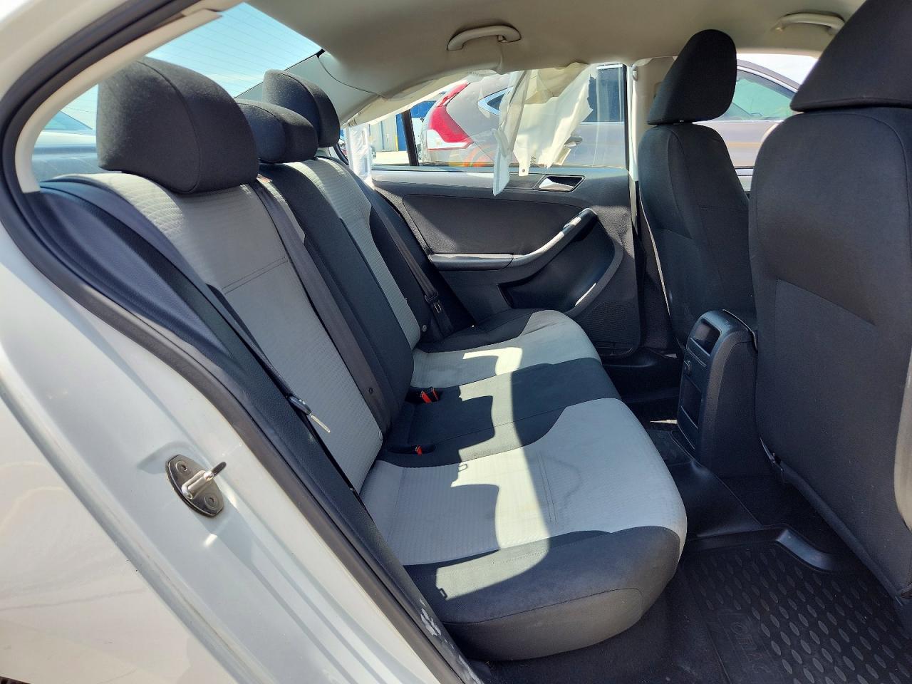 2017 VOLKSWAGEN JETTA photo 28