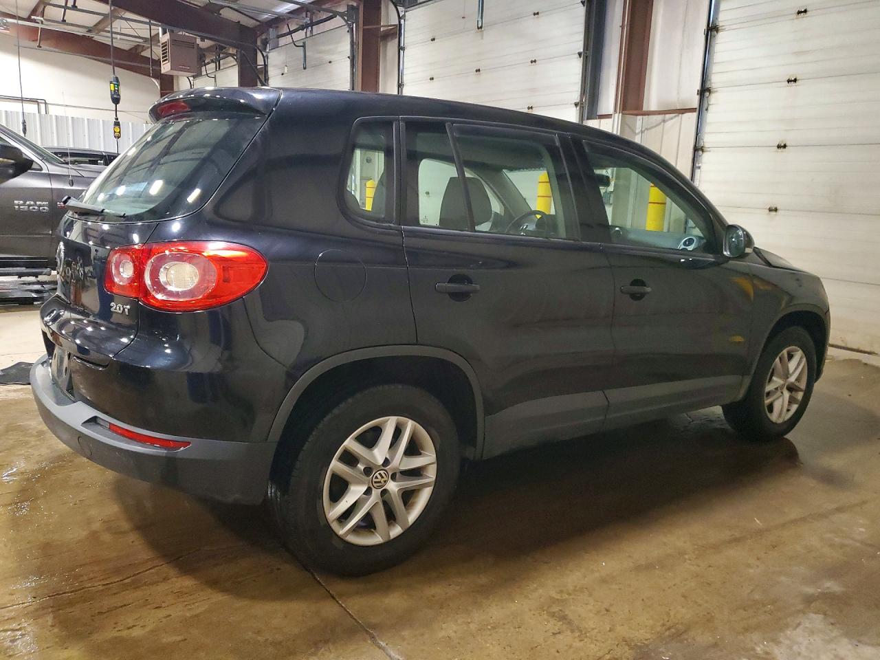 2011 VOLKSWAGEN TIGUAN S photo 5