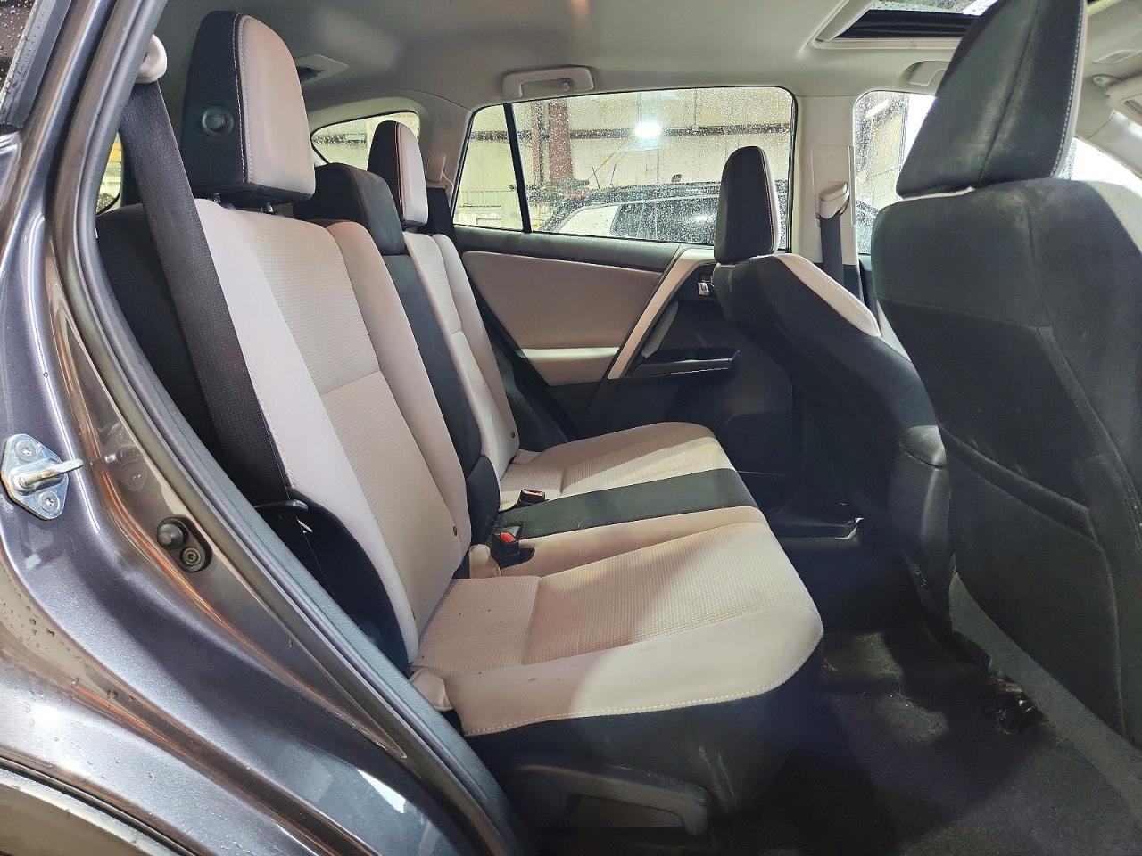 2016 TOYOTA RAV4 XLE photo 31