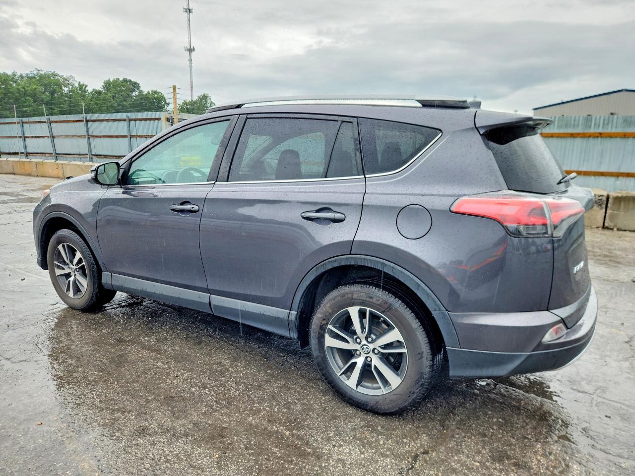 2016 TOYOTA RAV4 XLE photo 4