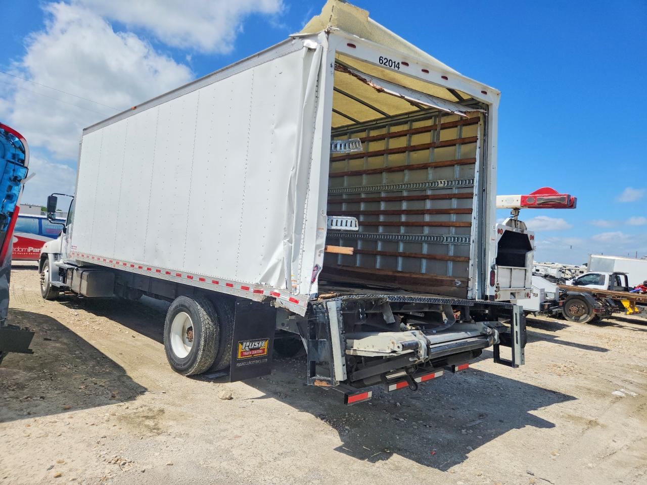 2020 HINO 258/268 BOX TRUCK photo 3