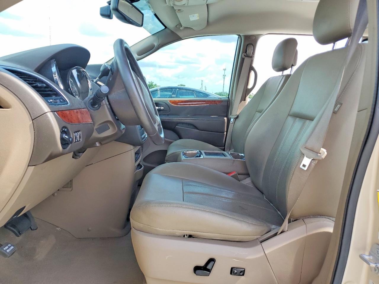 2015 CHRYSLER TOWN & COUNTRY TOURING photo 13