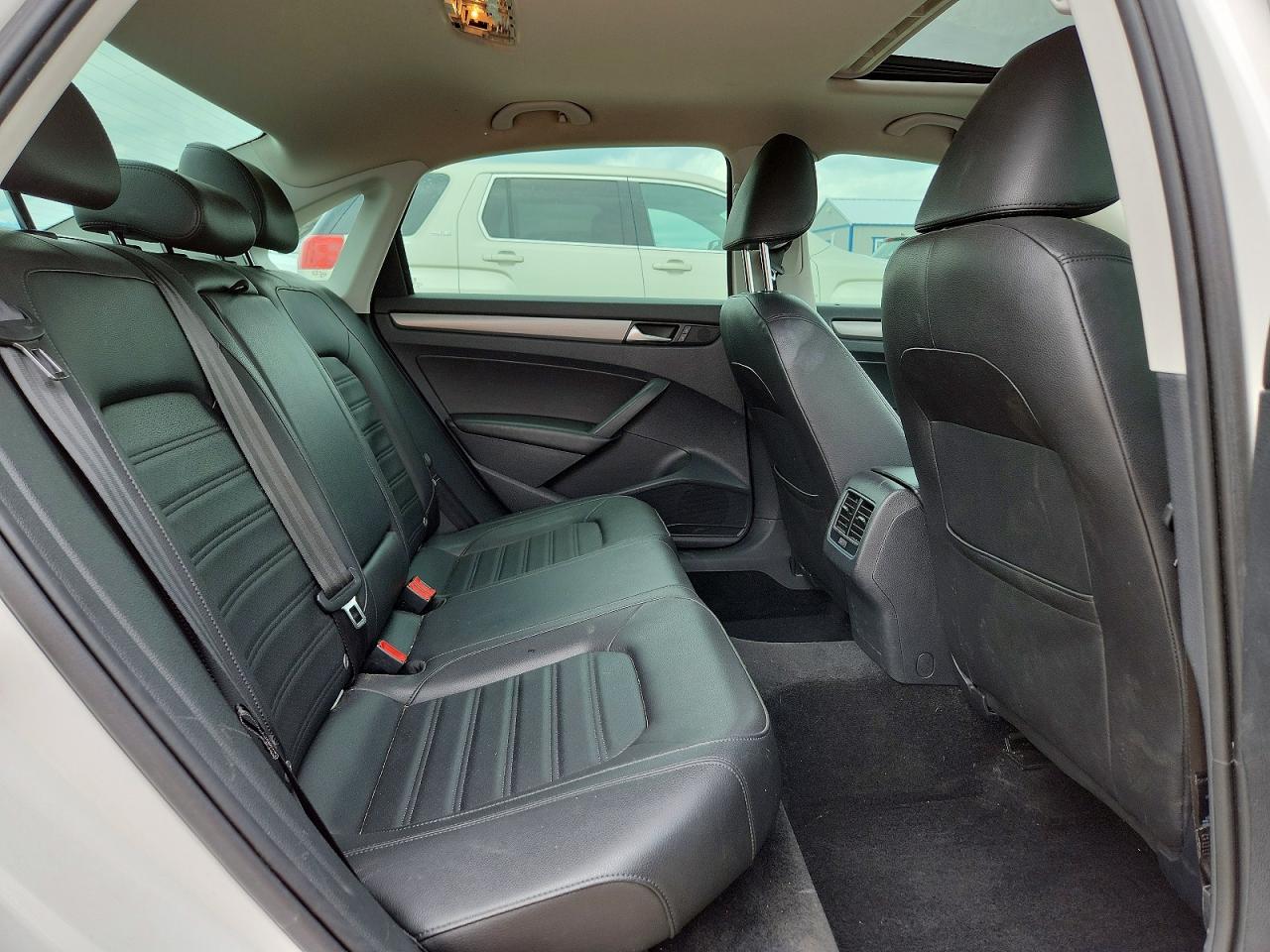 2015 VOLKSWAGEN PASSAT photo 19