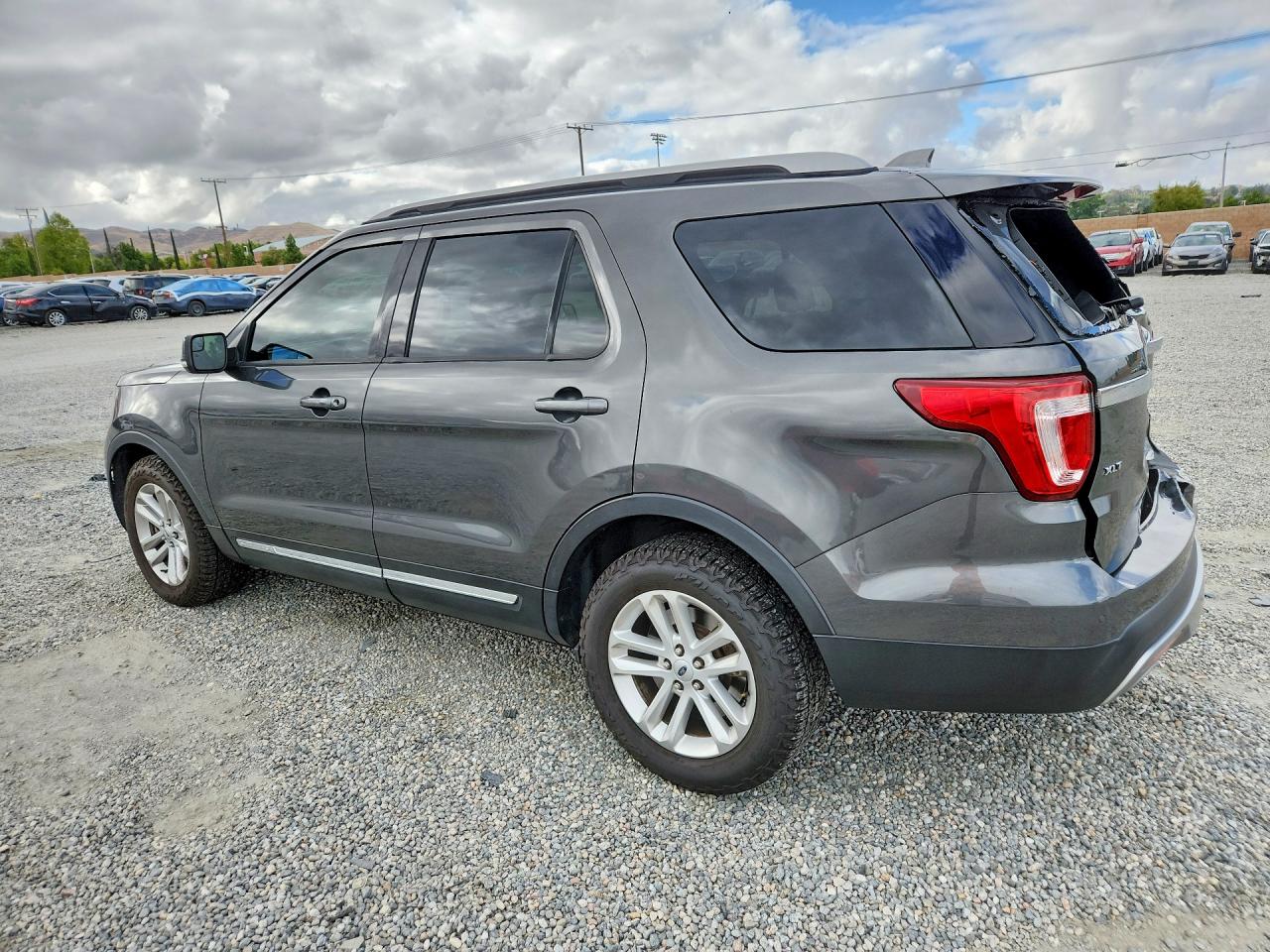 2017 FORD EXPLORER XLT photo 3