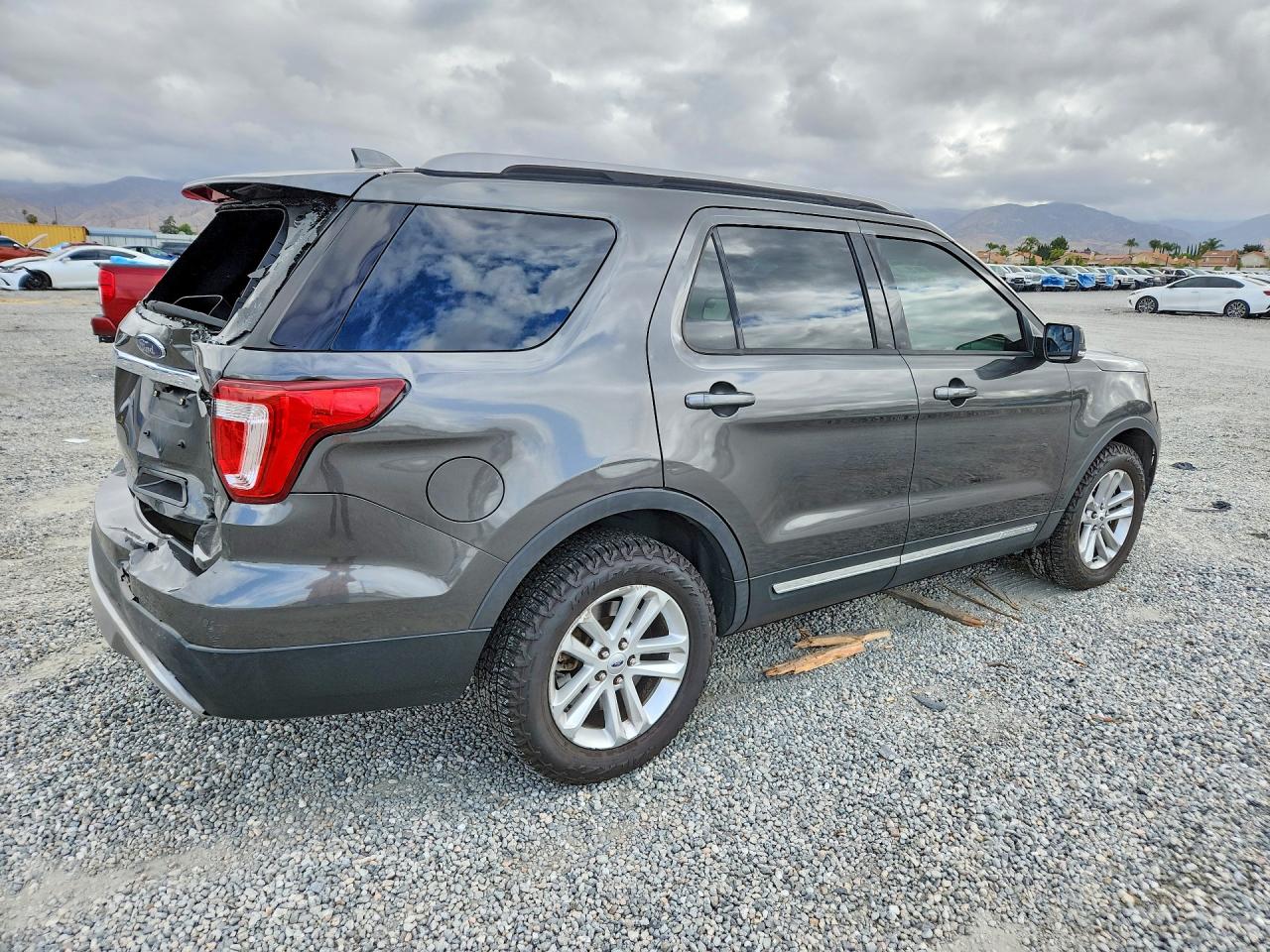 2017 FORD EXPLORER XLT photo 5