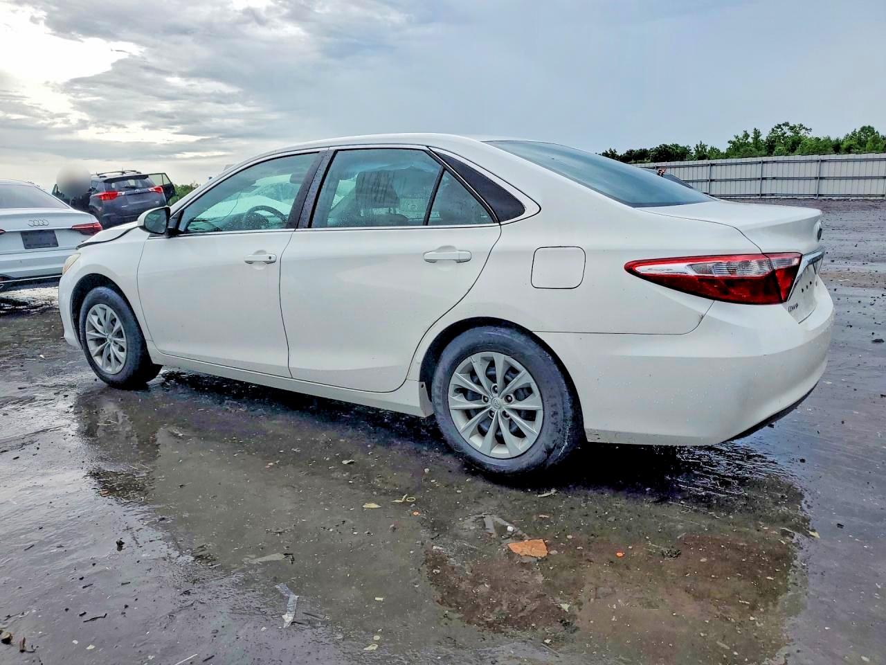 2017 TOYOTA CAMRY LE photo 2