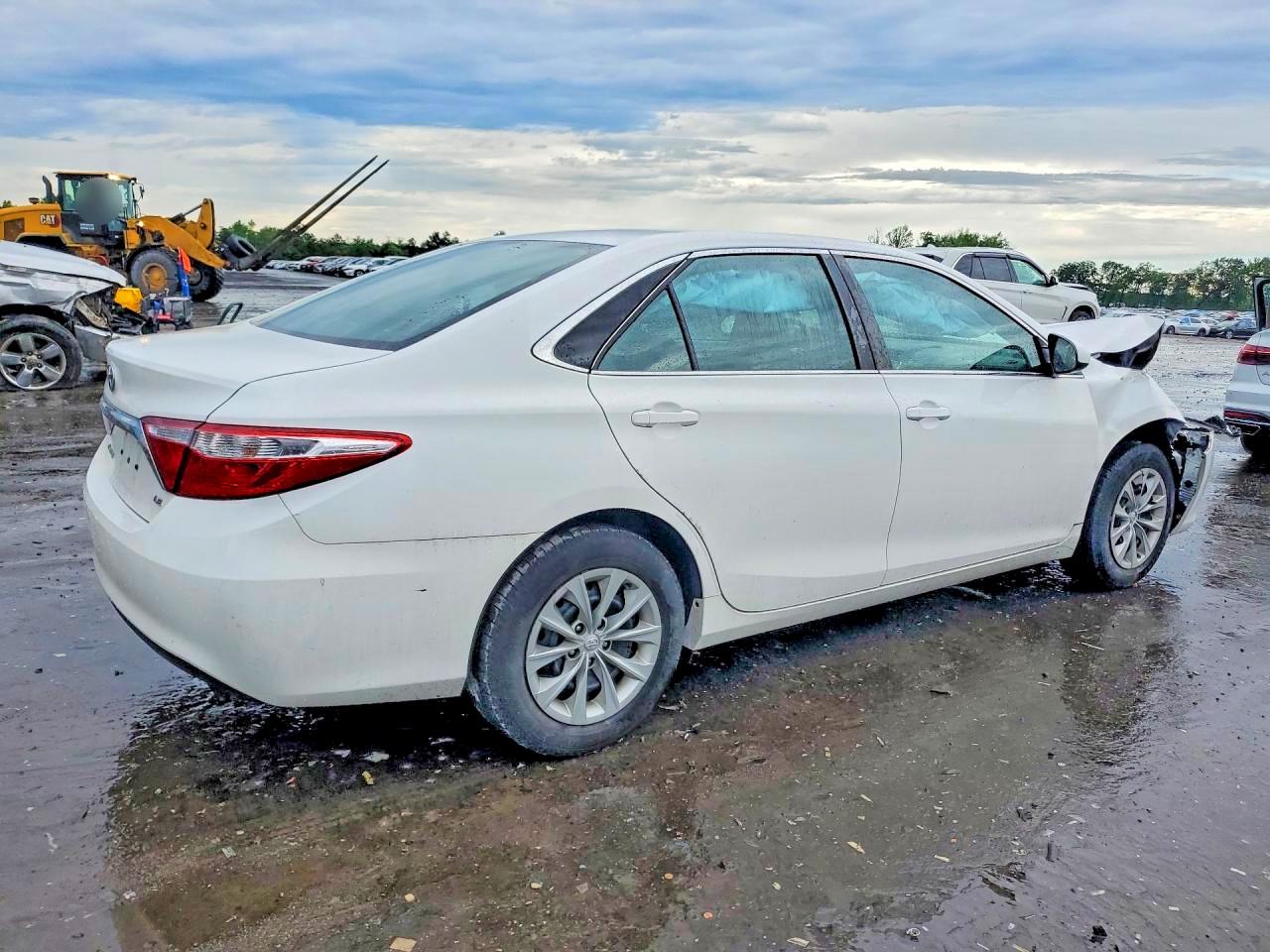 2017 TOYOTA CAMRY LE photo 3