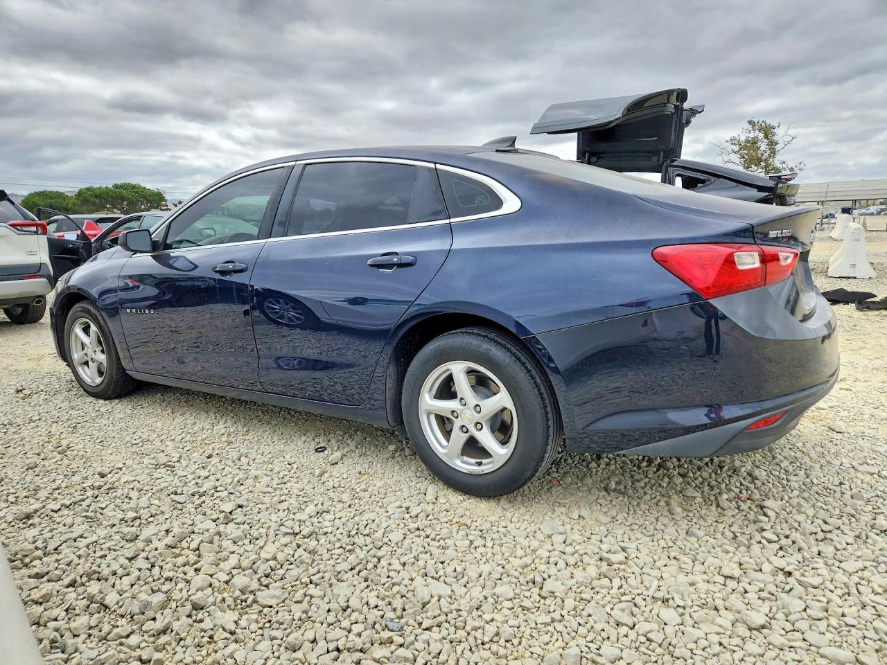 2016 CHEVROLET MALIBU photo 2