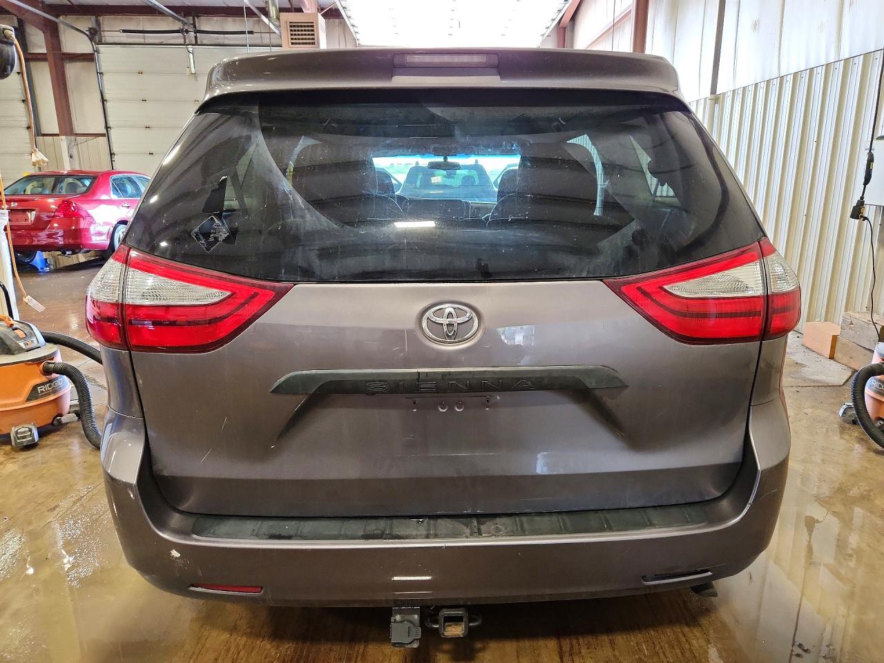 2017 TOYOTA SIENNA L 7-PASSENGER photo 11