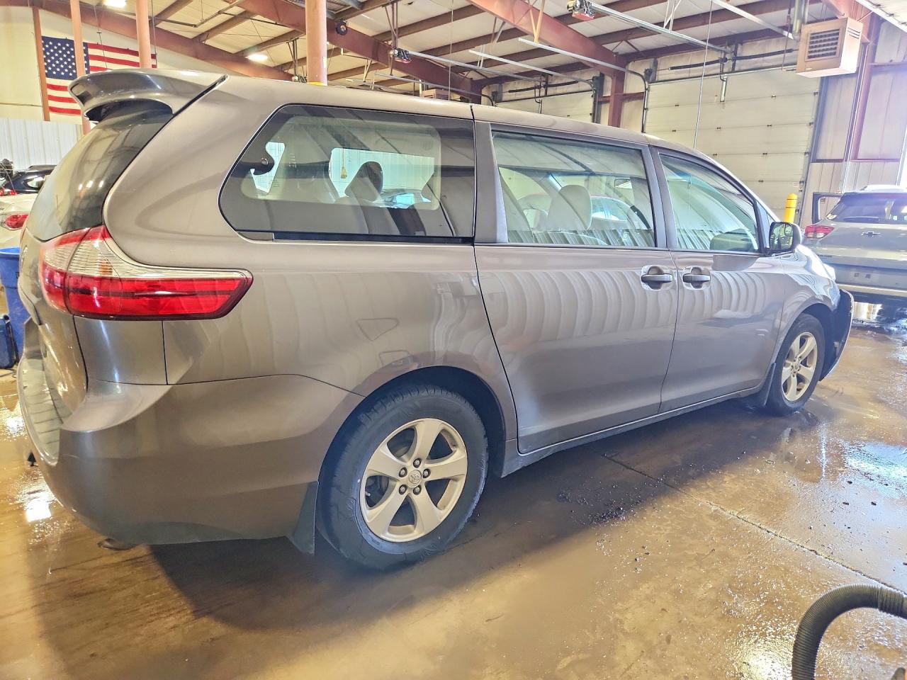 2017 TOYOTA SIENNA L 7-PASSENGER photo 5