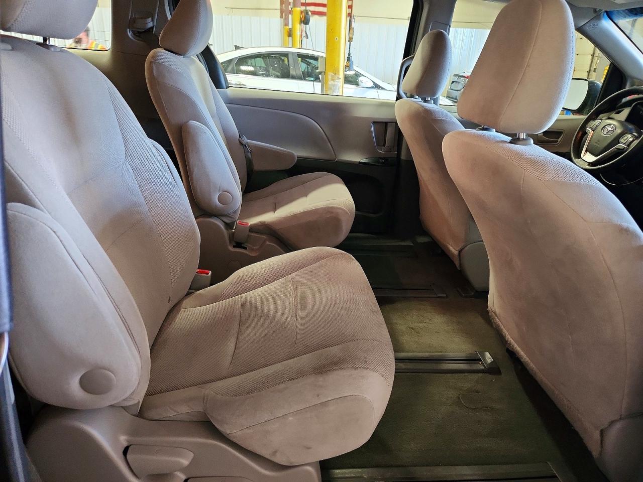 2017 TOYOTA SIENNA L 7-PASSENGER photo 21