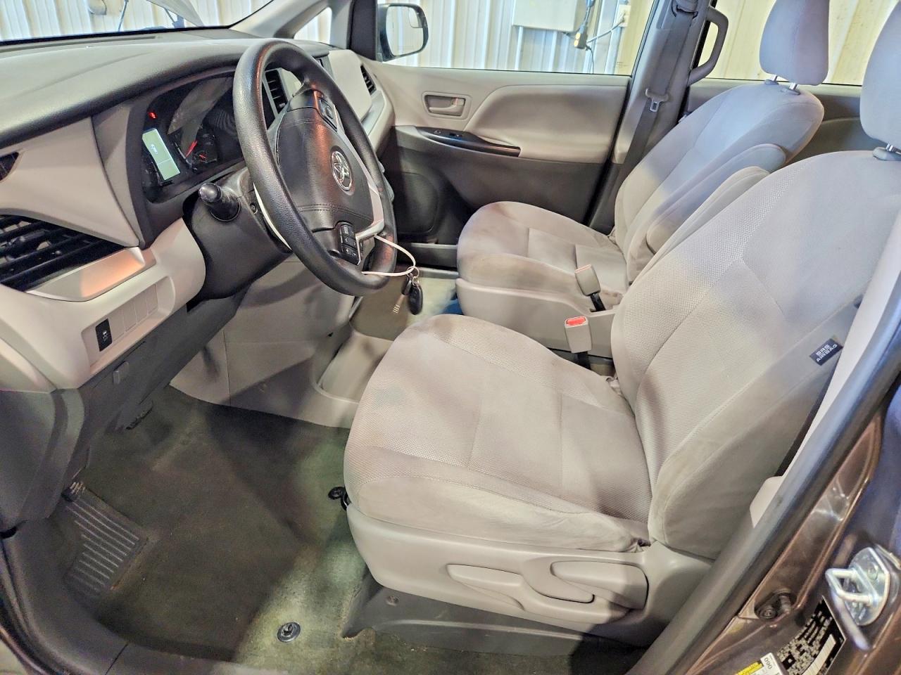 2017 TOYOTA SIENNA L 7-PASSENGER photo 13
