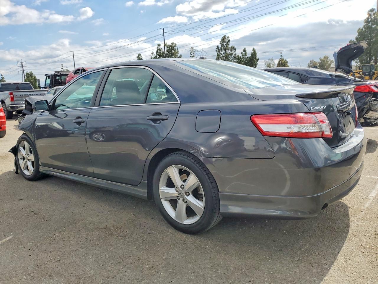 2011 TOYOTA CAMRY SE photo 3