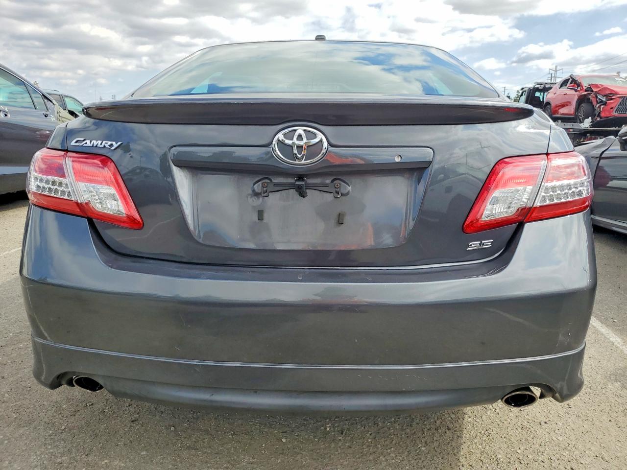 2011 TOYOTA CAMRY SE photo 11