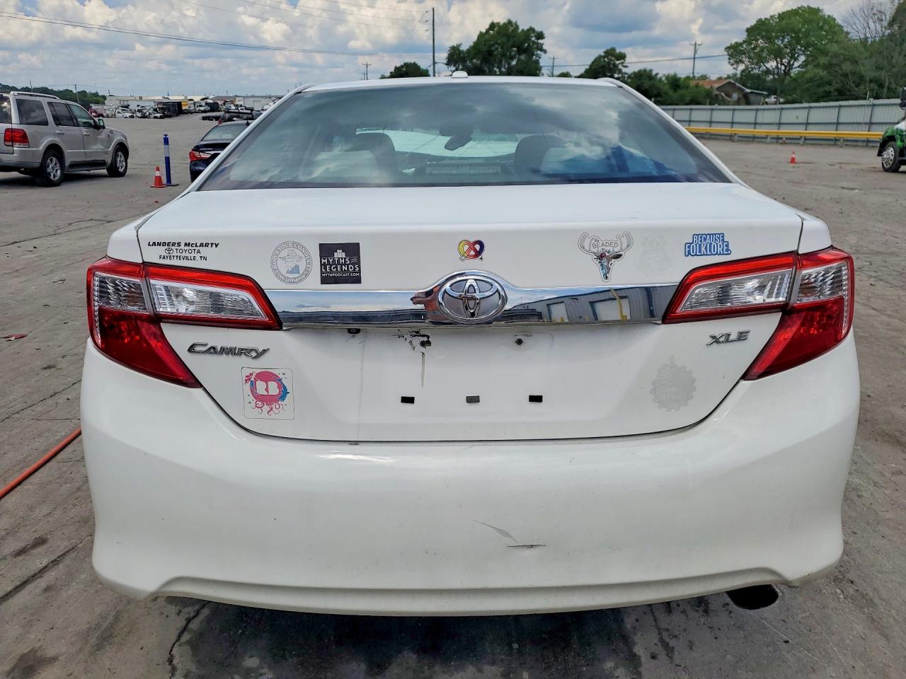 2012 TOYOTA CAMRY XLE photo 11